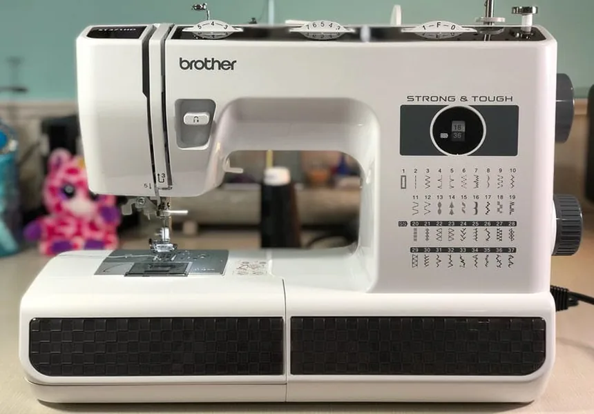 Brother ST371HD vista frontal foto 3
